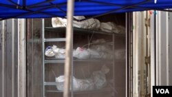 Los restos aún por identificar de las víctimas del ataque de Hamás el pasado 7 de octubre permanecen en contenedores refrigerados en la base Shura del ejército de Israel. [Foto: Alejandro Ernesto]