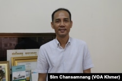 อิน โสพิน ประธานบริหารบริษัทโมฮาแฮง โปรดัคชัน ที่สำนักงานในกรุงพนมเปญ