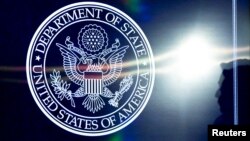 Josh Paul je dao ostavku iz biroa State Departmenta koji se bavi transferom oružja stranim vladama nakon napada na Hamas 7. oktobra 2023. godine. Rekao je da američka politika efektivno daje Izraelu zeleno svjetlo da uzvrati za napad bez obzira na žrtve civila.