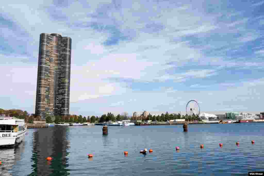 ទិដ្ឋភាពនៃច្រាំងទន្លេ Michigan ក្នុងទីក្រុង Chicago នាពេលព្រឹកនារដូវស្លឹកឈើជ្រុះ នៅរដ្ឋ Illinois នៅថ្ងៃទី ២ ខែវិច្ឆិកា ឆ្នាំ ២០២៣។ (ទែន សុខស្រីនិត/វីអូអេ)