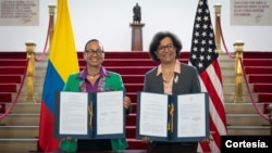 La viceministra de Asuntos Multilaterales de la Cancillería, Elizabeth Taylor Jay, junto a Geeta Rao Gupta, embajadora para Asuntos de Género del Departamento de EEUU, durante el lanzamiento del Centro de Excelencia Mujeres, Paz y Seguridad. [Foto: Cancillería de Colombia]