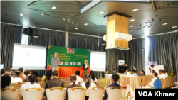 អ្នកចូលរួមកំពុងស្តាប់នៅក្នុងកម្មវិធីសន្និសីទលើកទី៣ស្តីអំពីបណ្តាញអក្ខរកម្មប្រព័ន្ធផ្សព្វផ្សាយ និងព័ត៌មានកម្ពុជា ក្នុងរាជធានីភ្នំពេញ នាថ្ងៃទី២៦ ខែតុលា ឆ្នាំ២០២៣។ (ស៊ឹម ចាន់សំណាង/វីអូអេ)