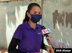 អ្នកស្រី កែវ វិស័យ ​ កម្មការិនីរោងចក្រ​កាត់​ដេរ ក្នុងរោង​ចក្រ​មួយ​នៅខណ្ឌ​ពោធិ៍សែន​ជ័យ រាជធានីភ្នំពេញ ផ្តល់​សម្ភាសន៍​ដល់​វីអូអេ នៅ​ថ្ងៃទី១៣ ខែកក្កដា ឆ្នាំ​២០២៣។ (ហ៊ុល រស្មី/វីអូអេ)