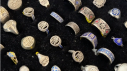 Коштовності із тризубами та вишивкою – родинному бізнесу із Нью-Джерсі вже майже пів століття. Відео