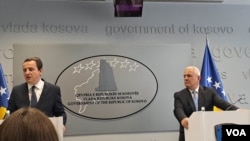 Premijer Kosova Aljbin Kurti i ministar unutrašnjih poslova Dželjalj Svećlja na konferenciji za štampu dan nakon hapšenja kosovskih policajaca od strane pripadnika MUP-a Srbije, u Prištini, 15. juna 2023. (Foto: Glas Amerike/Budimir Ničić)