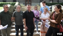 Konferencija za medije Ekološkog ustanka ispred ulaza u Skupštinu Srbije (Foto: FoNet/Milica Vučković)