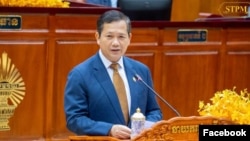 នាយករដ្ឋមន្ត្រី​កម្ពុជាលោក ហ៊ុន ម៉ាណែត ថ្លែង​នៅក្នុង​សម័យ​ប្រជុំ​របស់​សភាជាតិ នៅរាជធានីភ្នំពេញ កាលពីថ្ងៃទី២១ ខែកុម្ភៈ ឆ្នាំ២០២៤។ (Facebook / Samdech Thipadei Hun Manet, Prime Minister of Cambodia)