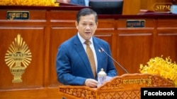 នាយករដ្ឋមន្ត្រី​កម្ពុជាលោក ហ៊ុន ម៉ាណែត ថ្លែង​នៅក្នុង​សម័យ​ប្រជុំ​របស់​សភាជាតិ នៅរាជធានីភ្នំពេញ កាលពីថ្ងៃទី២១ ខែកុម្ភៈ ឆ្នាំ២០២៤។ (Facebook / Samdech Thipadei Hun Manet, Prime Minister of Cambodia)