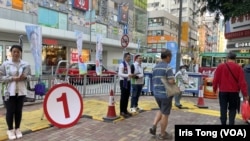 香港首次愛國者治港下的區議會選舉12月10日投票日前，有候選人及團隊在街上宣傳，不過市民反應並不熱烈。(美國之音 湯惠芸)

