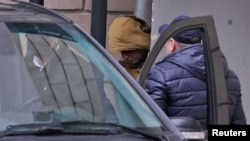 Evan Gershkovich, reportero del periódico estadounidense The Wall Street Journal, sale del edificio de un tribunal en Moscú, Rusia, el 30 de marzo de 2023.