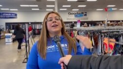 Gisell Valladares, empleada de Goodwill explica el ciclo de trabajo en una tienda de segunda mano