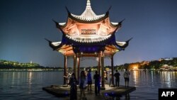 Ljudi se okupljaju na Zapadnom jezeru u Hangzhouu, kineskoj istočnoj pokrajini Zhejiang, 18. septembar 2023.