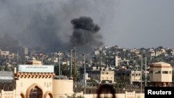 Asap mengepul setelah serangan udara Israel, di tengah konflik yang sedang berlangsung antara Israel dan Hamas, di Khan Younis, selatan Jalur Gaza, 9 Desember 2023. (Foto: REUTERS/Ibraheem Abu Mustafa)