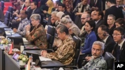 澳大利亞外交部長黃英賢和中國最高外交主管王毅等官員參加在印尼雅加達舉行的東亞峰會外長會議。(2023年7月14日)