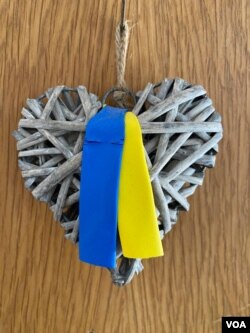 烏克蘭難民公寓門上的國旗標誌(美國之音/李北平)