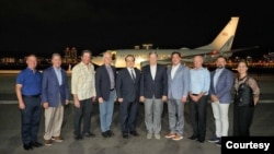 美国国会众议院军事委员会主席迈克·罗杰斯（右五）率领多位委员会两党成员2023年6月27日晚间抵达台湾，将展开为期三天访问。台湾外交部北美司副司长马博元（左五）前往接机。（照片来源：台湾外交部）