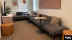 Kancelarija budućnosti mogla bi malo više da liči na dom. Fotografija snimljena u Laboratoriji za inovacije na radnom mjestu koja se nalazi u sjedištu američke administracije opšte službe (GSA) u Washingtonu, 11. avgusta 2023.