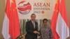 Menteri Luar Negeri Indonesia, Retno Marsudi melakukan pertemuan bilateral dengan Perwakilan China, Wang Yi di Jakarta, Jumat (12/7). (VOA/Indra Yoga)
