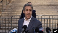 Michael Cohen, ish-avokati i zotit Trump, duke folur për gazetarët