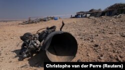 Puing-puing peluncur roket yang diklaim oleh otoritas Israel melukai seorang gadis berusia 7 tahun, setelah Iran meluncurkan pesawat nirawak dan rudal ke arah Israel, di dekat Arad, Israel, 14 April 2024. (Foto: REUTERS/Christophe van der Perre)