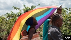 Wakimbizi wa LGBT kutoka Sudan Kusini, Uganda na DR Congo wakielekea kwenye maandamano wakidai kudai ulinzi katika ofisi ya Shirika la Umoja wa Mataifa la Kuhudumia Wakimbizi (UNHCR) lililoko Nairobi, Kenya, tarehe 17 Mei 2019. Picha na Yasuyoshi CHIBA / AFP.