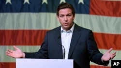 Arhiva - Guverner Floride Ron DeSantis govori u Davenportu, Ajova, 10. marta 2023.