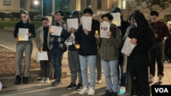 旧金山年轻人举白纸哀悼乌鲁木齐公寓大火中的遇难者（美国之音/周星辰）