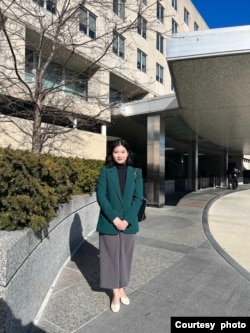 香港民主委員會（Hong Kong Democracy Council）執行總監郭鳳儀在美國國務院總部外 （照片來源：香港民主委員會）