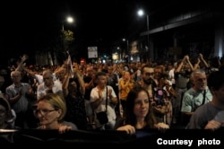 Građani ispred sedišta RTS-a, tokom 20. protesta "Srbija protiv nasilja", u Beogradu, 16. septembra 2023. (Foto: FoNet)