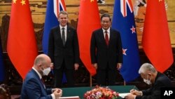 中国总理李强与新西兰总理希普金斯在北京人大会堂出席两国协议签字仪式。（2023年6月28日）