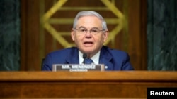 Demokratski senator Bob Menendez, predsedavajući Odbora za spoljnopolitička pitanja u Senatu, jedan je od potpisnika apela za promenu politike prema Srbiji (Foto: Bonnie Cash/Pool via REUTERS)