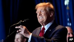 បេក្ខជន​ប្រធានាធិបតី​ខាងគណបក្សសាធារណរដ្ឋនិង​អតីត​ប្រធានាធិបតី​អាមេរិក​លោក Donald Trump ថ្លែងនៅក្រុង Columbia រដ្ឋ South Carolina នៅថ្ងៃទី២៤ ខែកុម្ភៈ ឆ្នាំ២០២៤។ (រូបថត AP)
