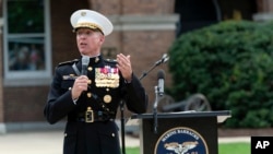 2023年7月10日，美國海軍陸戰隊代理司令艾瑞克‧史密斯將軍在華盛頓海軍陸戰隊軍營致詞。