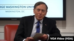 Генерал армії США у відставці Девід Петреус виступає з промовою в Національному центрі лідерства Черчилля у Вашингтоні, округ Колумбія, під час презентації своєї нової книги, 27 жовтня 2023 року. Скриншот з відео Голосу Америки