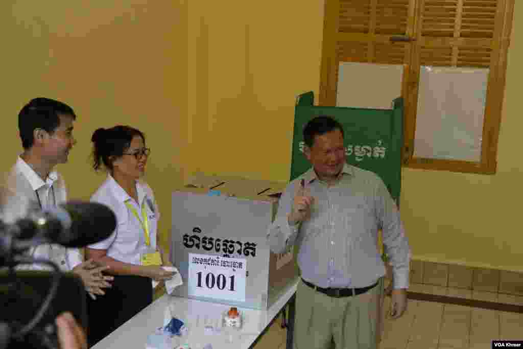 លោក ហ៊ុន ម៉ាណែត នាយក​រដ្ឋមន្រ្តី​កម្ពុជា និង​ជា​តំណាងរាស្រ្ត​មណ្ឌល​ភ្នំពេញ លើក​ដៃ​ជ្រលក់​ទឹក​ថ្នាំ ក្រោយ​ការ​បោះឆ្នោត​ជ្រើស​រើស​សមាជិក​ព្រឹទ្ធសភា នៅ​មណ្ឌល​បោះ​ឆ្នោត​វិទ្យាល័យ​ព្រះស៊ីសុវត្ថិ ក្នុង​រាជធានី​ភ្នំពេញ នា​ថ្ងៃទី​២៥ ខែ​កុម្ភៈ ឆ្នាំ​២០២៤។ (ស៊ុន ណារិន/វីអូអេ)