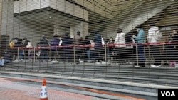 大批市民及懷疑排隊黨輪候黎智英國安案旁聽席。(美國之音/湯惠芸)