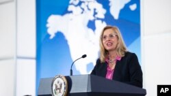 រូបឯកសារ៖ ឯក​អគ្គ​រដ្ឋ​ទូត​គោចរ​សហរដ្ឋ​អាមេរិក​ទទួល​បន្ទុក​តាម​ដាន និង​ប្រយុទ្ធ​ប្រឆាំង​ការ​ជួញ​ដូរ​មនុស្ស អ្នក​ស្រី Cindy Dyer ថ្លែងនៅក្រសួងការបរទេសសហរដ្ឋអាមេរិក សហរដ្ឋអាមេរិក កាលពីថ្ងៃទី១៥ ខែវិច្ឆិកា ឆ្នាំ២០២៣។