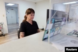 Prema najnovijoj studiji, neki koledži su riješili da ne zapošljavaju žene u kasnim četrdesetim jer imaju previše posla oko porodice i u menopauzi su.