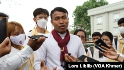 រូបឯកសារ៖ លោក កើត សារ៉ាយ ប្រធានសមាគមនិស្សិតបញ្ញវន្តខ្មែរ ផ្តល់បទសម្ភាសន៍នៅក្បែរព្រះបរមរាជវាំង រាជធានីភ្នំពេញ ថ្ងៃទី២៩ មីនា ២០២៣។ (លាស់ លីបលីប/វីអូអេ)