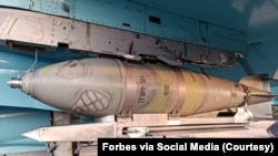 نمونه‌ای از بمب‌های روسی که هر روز مشابه آن، بر سر شهرهای اوکراین ریخته می‌شود. 