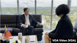 2023年7月13日，駐立陶宛台灣代表處代表黃鈞耀在維爾紐斯的辦公室接受美國之音記者莉雅的專訪。