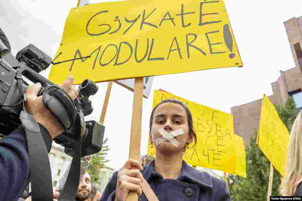 Залепени усти за право на говор: Протест на новинарите пред Основниот граѓански суд во Скопје