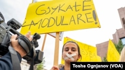 Залепени усти за право на говор: Протест на новинарите