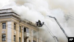 На оваа фотографија обезбедена од Регионалната воена управа на Днепропетровск, спасувачите работат на местото на зградата оштетена по руски напад во Днипро, Украина, 19 април 2024 година.