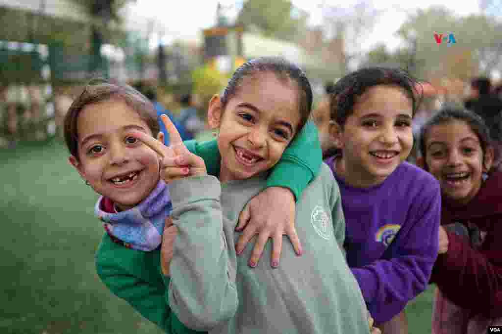 Un grupo de niñas posan en un área de juegos en Neve Shalom, un pueblo que se describe a sí mismo como un oasis de paz entre israelíes y palestinos.