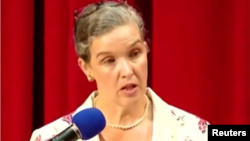 美國在台協會駐台北處長孫曉雅2023年12月4日在台灣大學致詞。（照片來自路透社影片截圖）