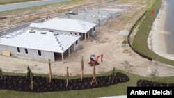 Las casas siguen el código de construcción del estado de Florida y son capaces de soportar los fuertes vientos de los huracanes, las lluvias y las inundaciones.