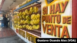 Fachada de un negocio de venta de frutas, hortalizas, vegetales y víveres en Maracaibo, Venezuela.