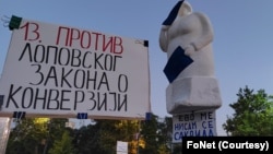 Figura od stiropora koja simbolizuje republičku javnu tužiteljku Zagorku Dolovac na protestu "Srbija protiv nasilja" (FoNet)