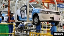 2018年9月4日中國新疆維吾爾自治區烏魯木齊汽大眾工廠員工組裝汽車